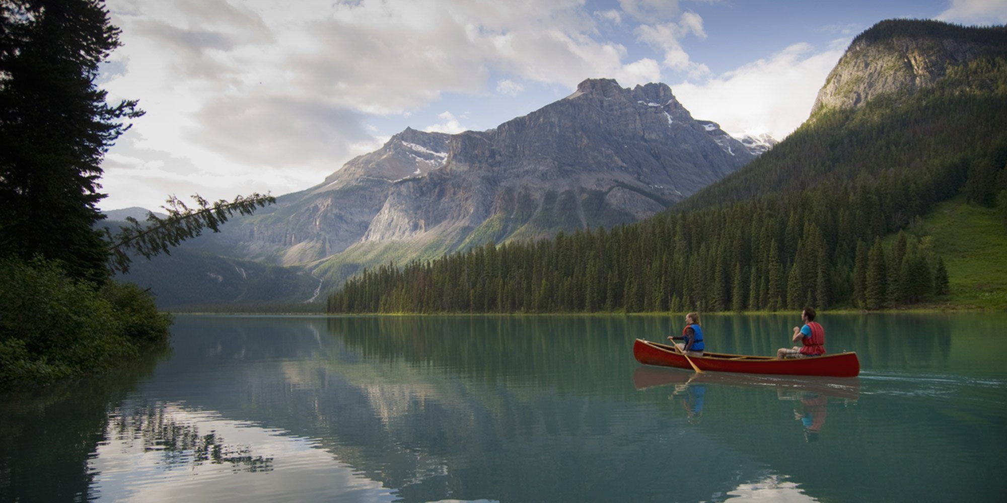 Credit: Destinations BC - Canoeing against iconic Canadian backdrop