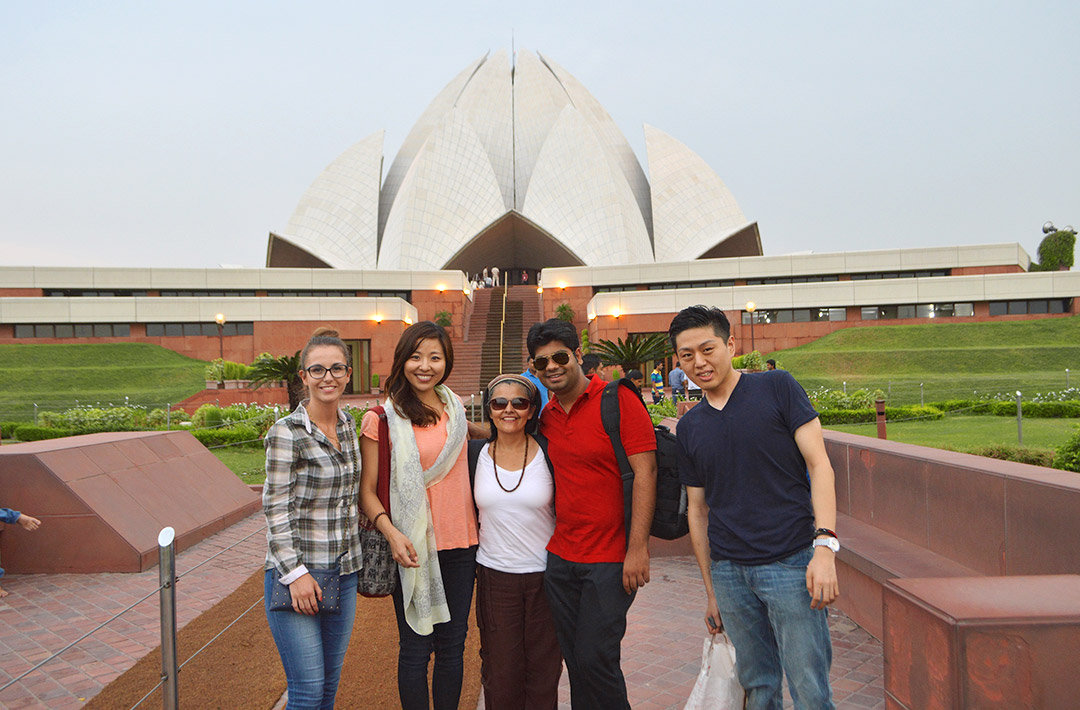 5 international students learn English in India and visit the lotus temple in New Delhi