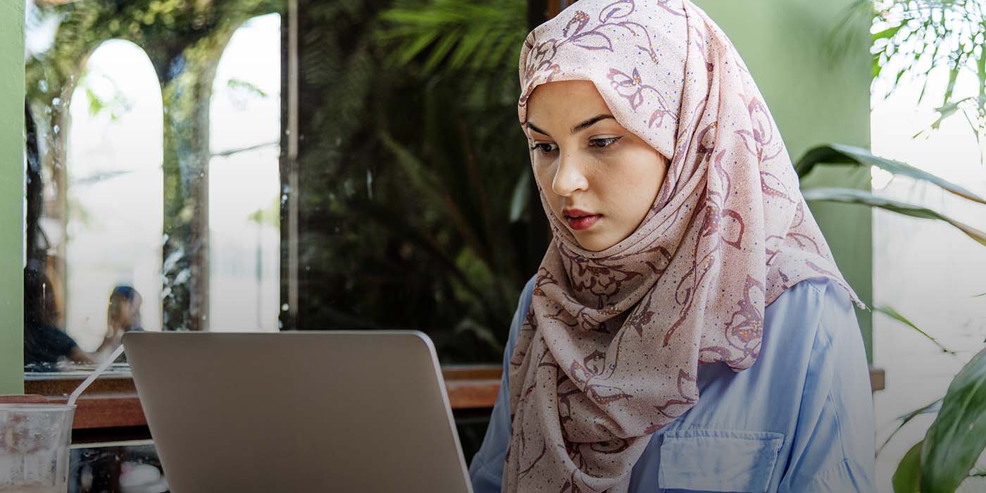 ilsc-humanitarian-scholarship-HERO-islamic-woman-sitting-using-laptop