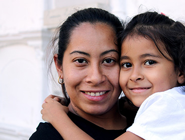 ilsc-humanitarian-scholarship-for-refugees-mom-daughter