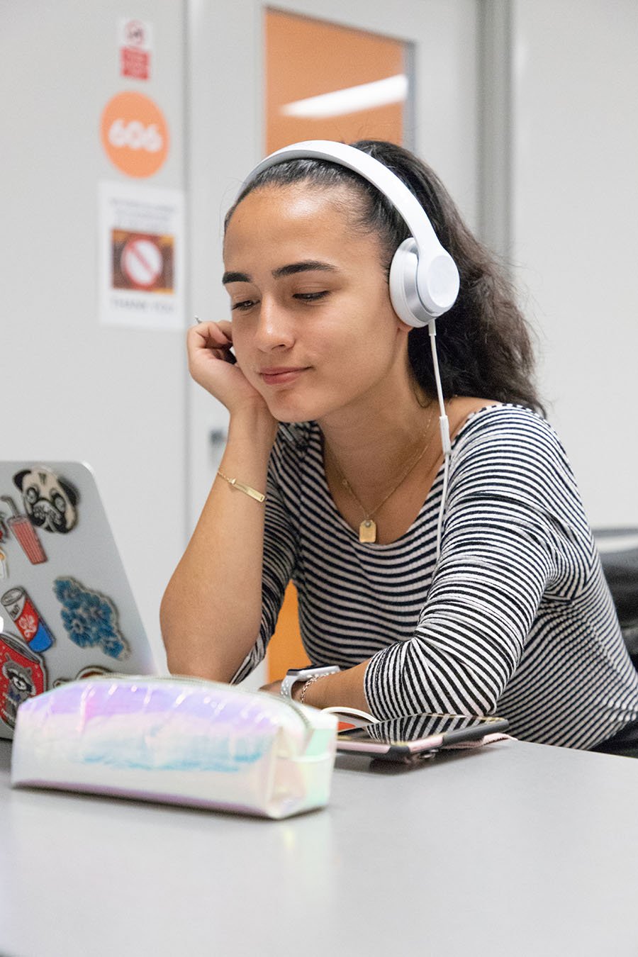 ilsc-student-using-laptop-earphones