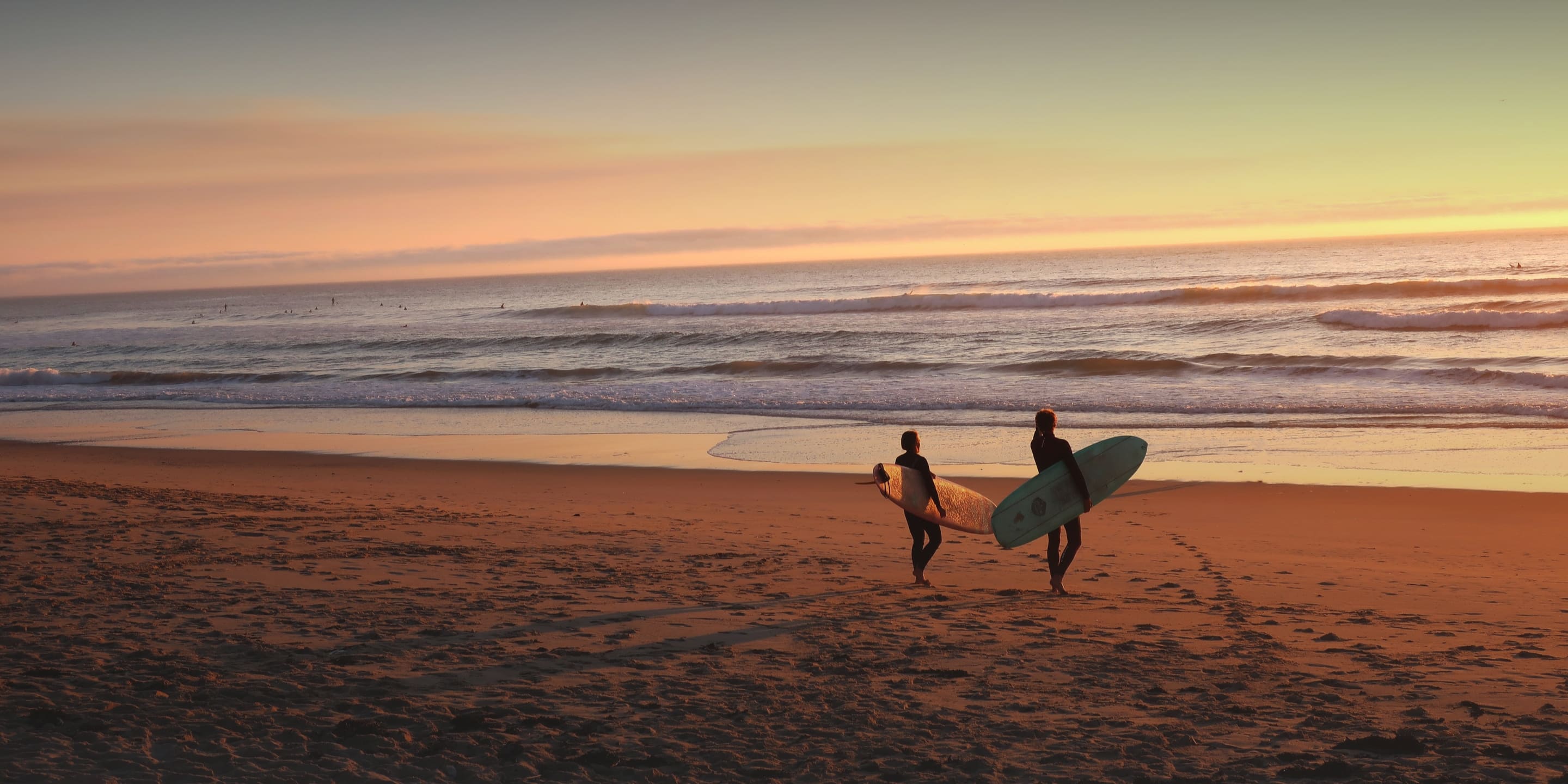 learn english in australia - and enjoy surfing on a beautiful beach